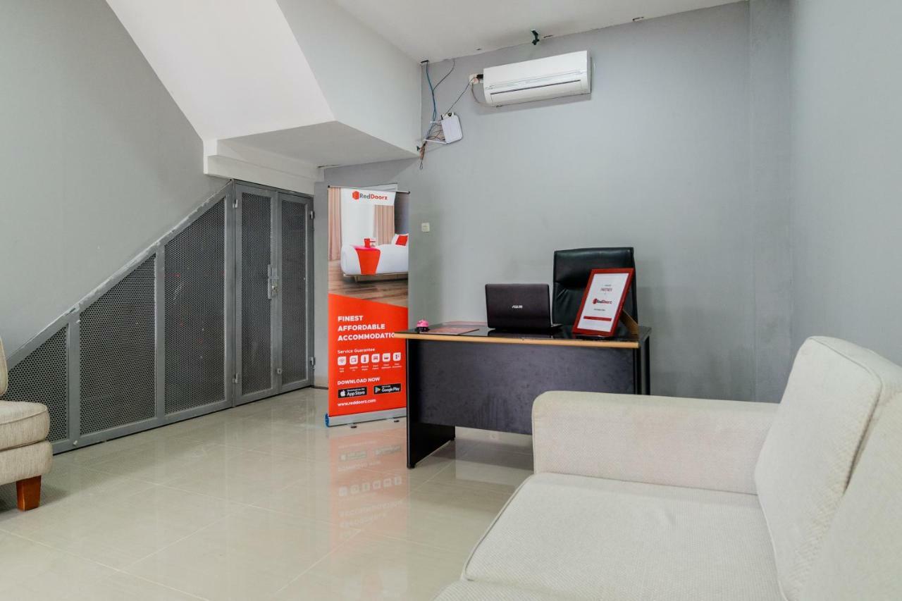 Reddoorz Near Plaza Atrium Senen Hotel Jakarta Exterior photo
